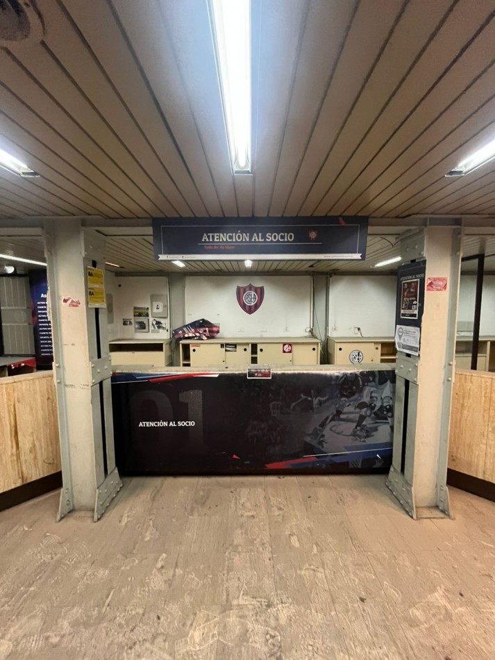 Extraordinario Local Comercial Con Oficinas Sobre Av. De Mayo Con Salida Rivadavia 