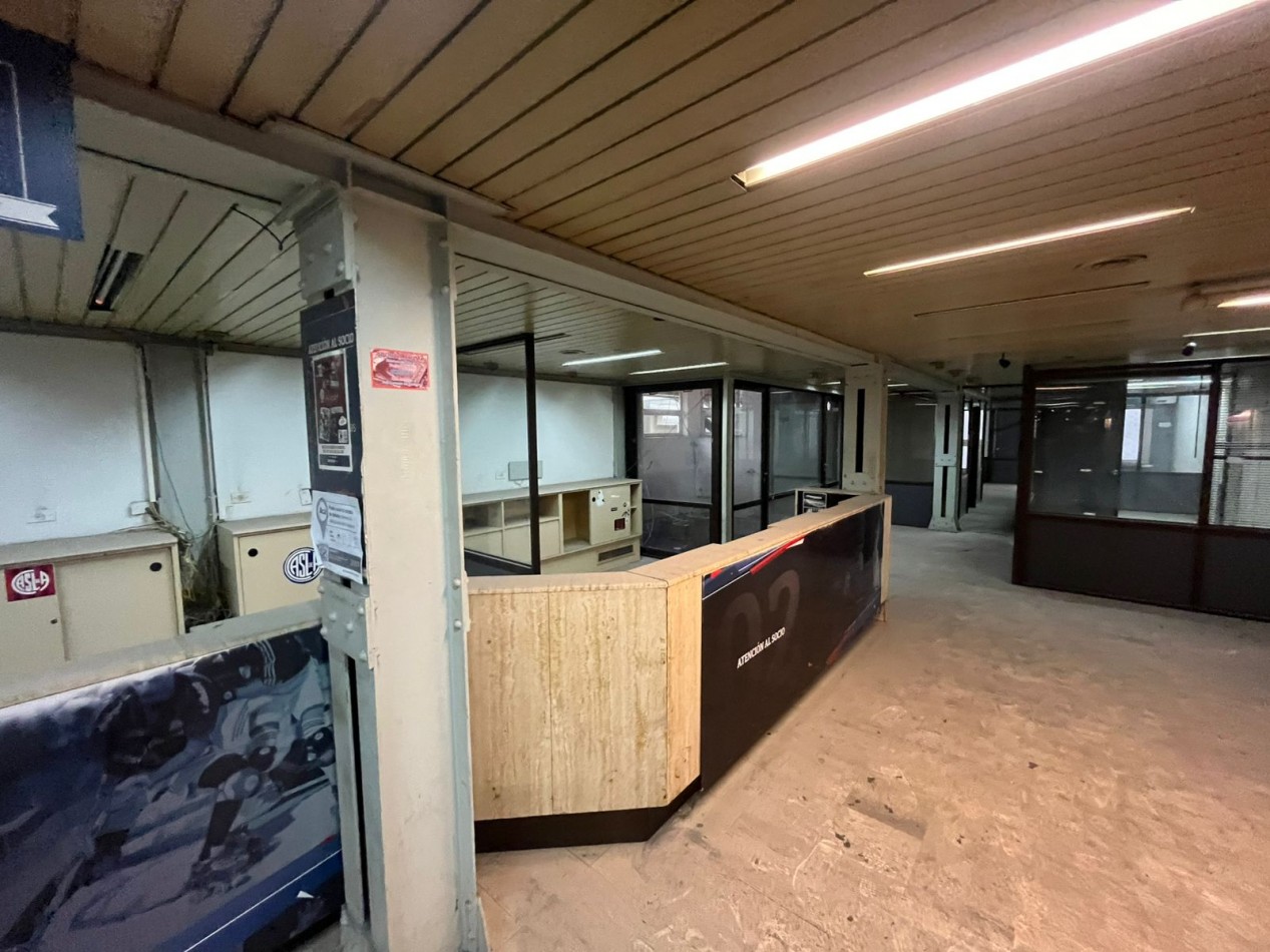 Extraordinario Local Comercial Con Oficinas Sobre Av. De Mayo Con Salida Rivadavia 
