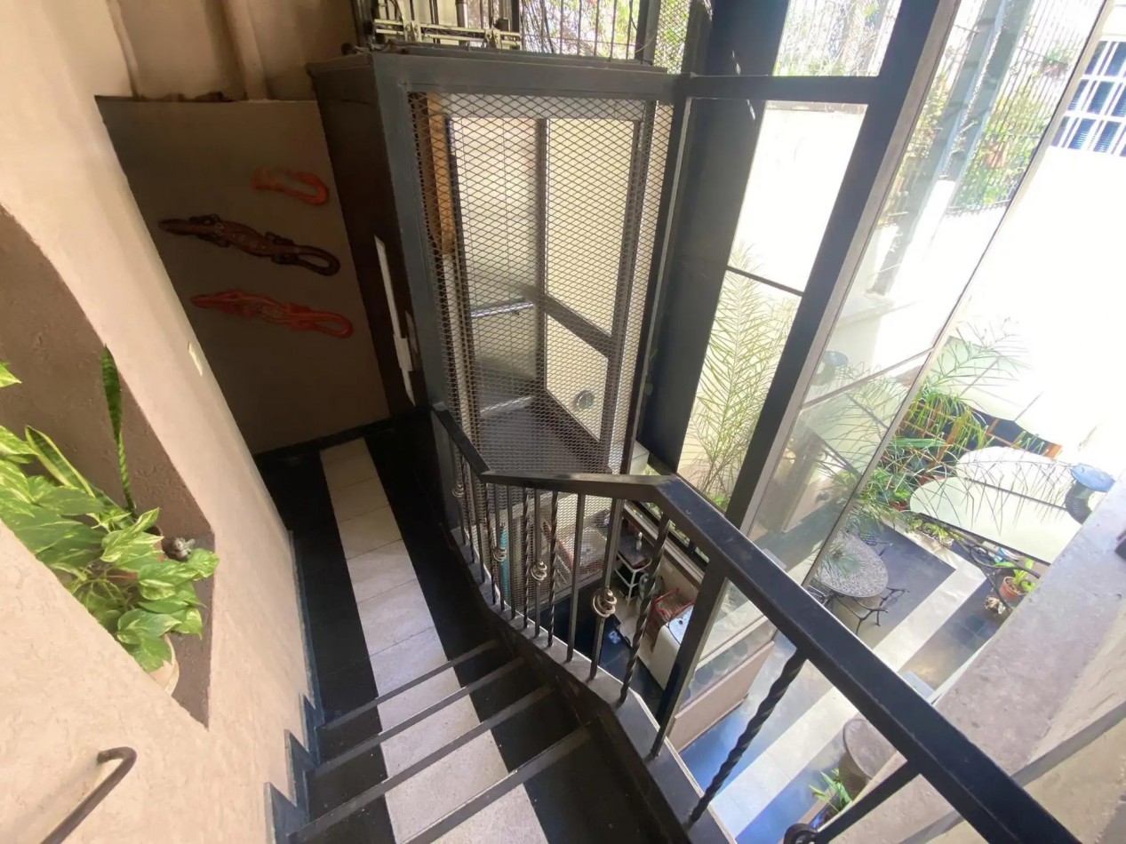 Excelente Casa De Estilo Con Ascensor, Patio, Terraza, Quincho Parrilla