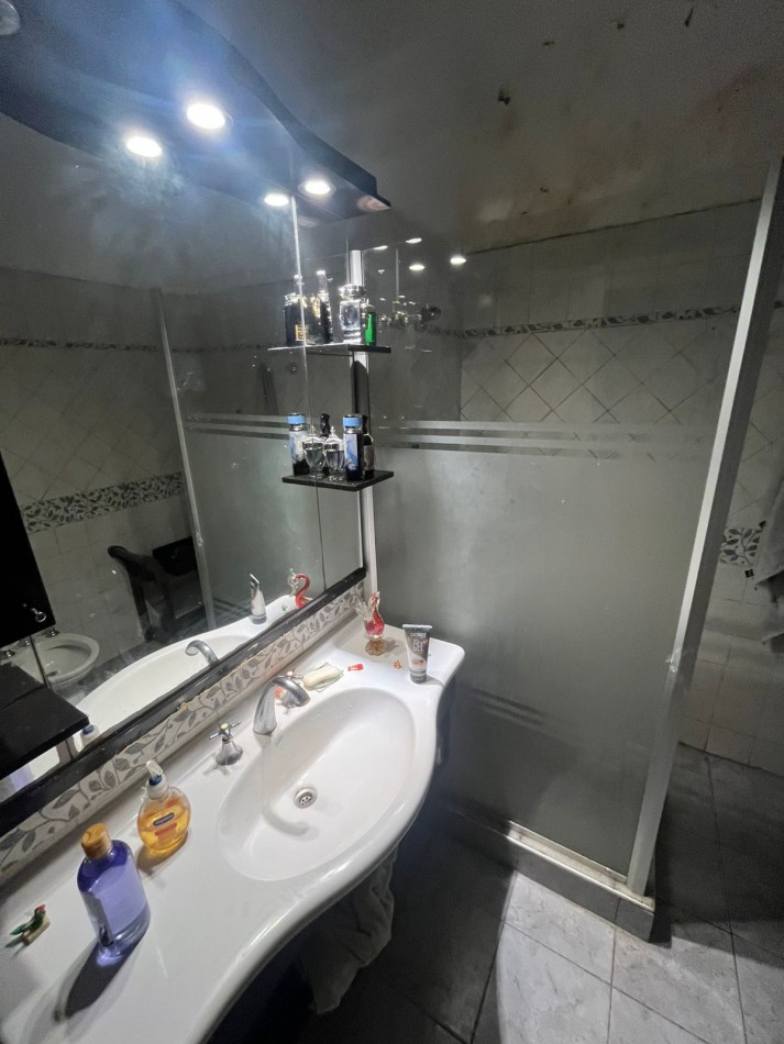 VENTA PH 6 AMBIENTES C/LOCAL COMERCIAL MUY BUENA UBICACION ***SIN EXPENSAS *** 