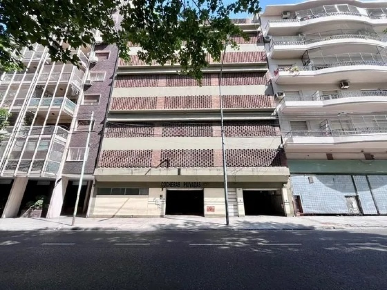 MUY BUENA COCHERA SOBRE AVENIDA 