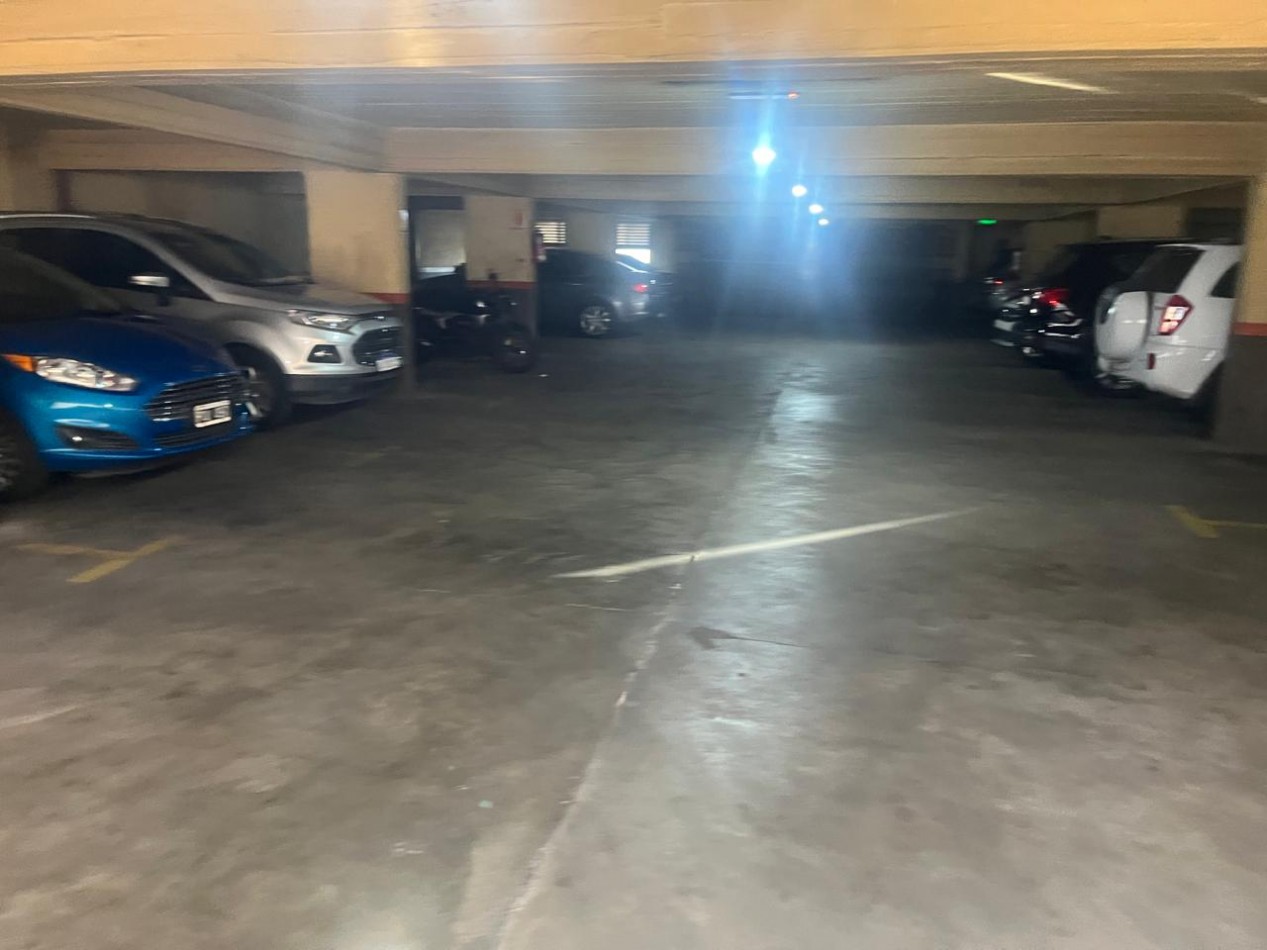 MUY BUENA COCHERA SOBRE AVENIDA 