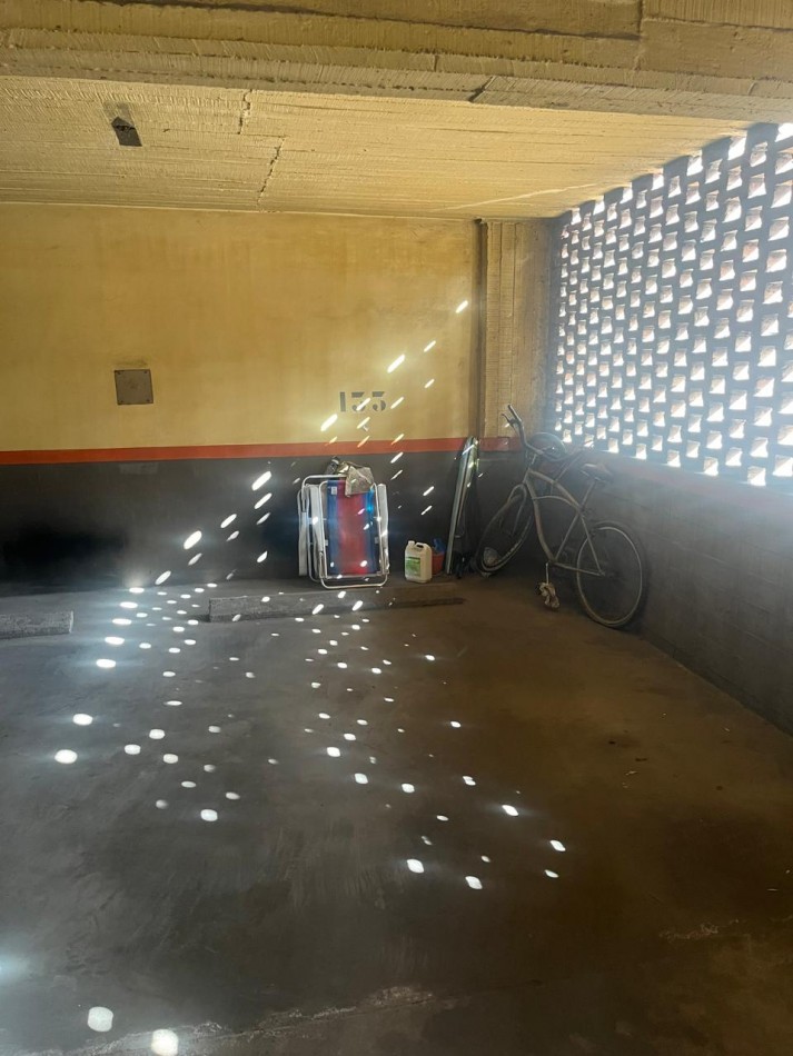 MUY BUENA COCHERA SOBRE AVENIDA 