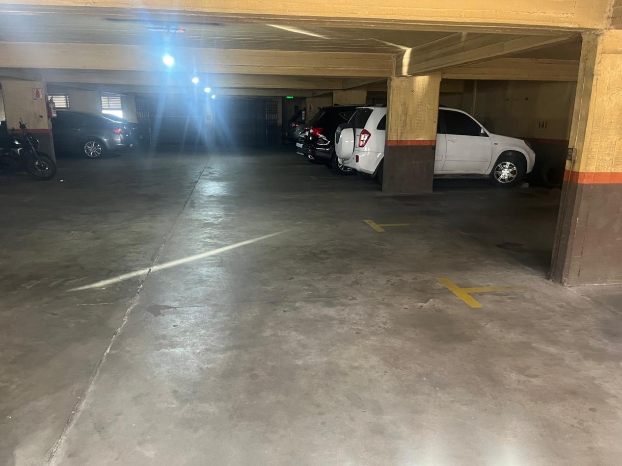 MUY BUENA COCHERA SOBRE AVENIDA 