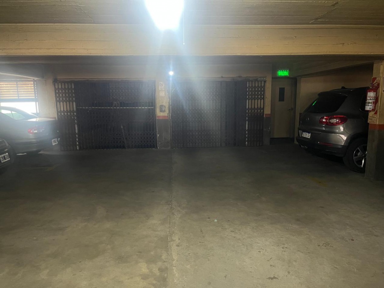 MUY BUENA COCHERA SOBRE AVENIDA 