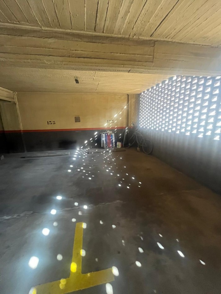 MUY BUENA COCHERA SOBRE AVENIDA 