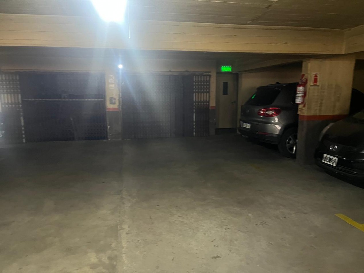 MUY BUENA COCHERA SOBRE AVENIDA 