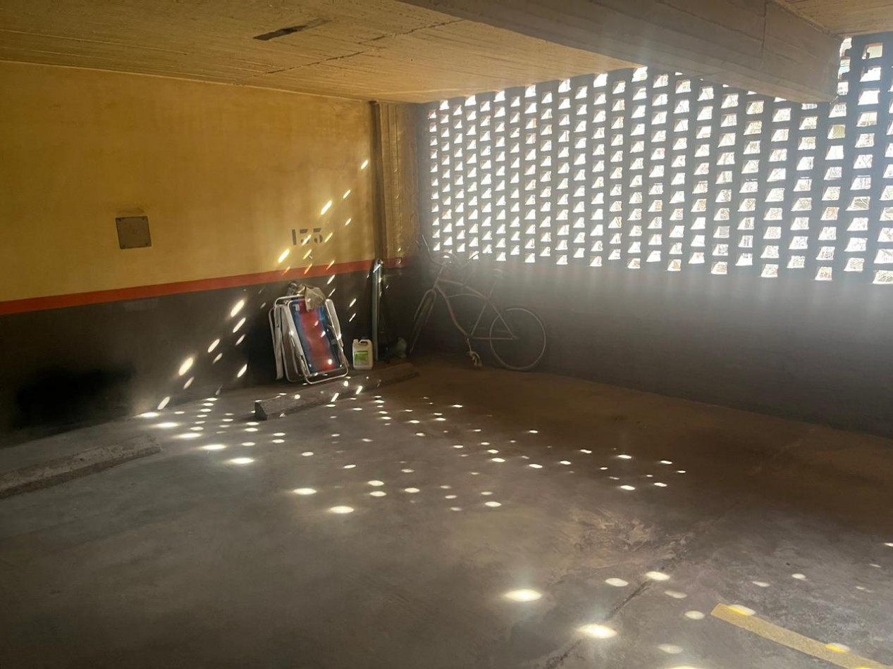 MUY BUENA COCHERA SOBRE AVENIDA 