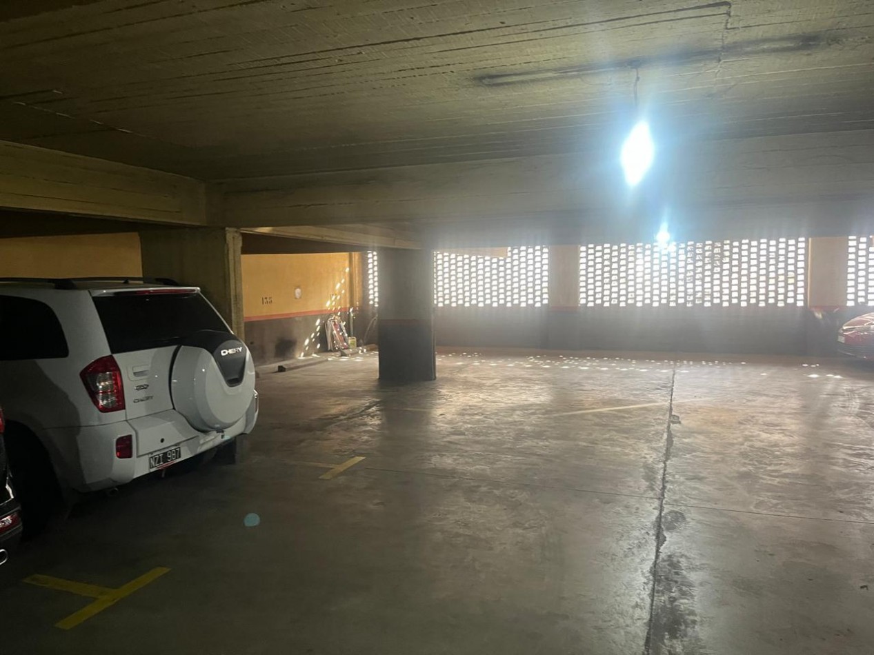 MUY BUENA COCHERA SOBRE AVENIDA 