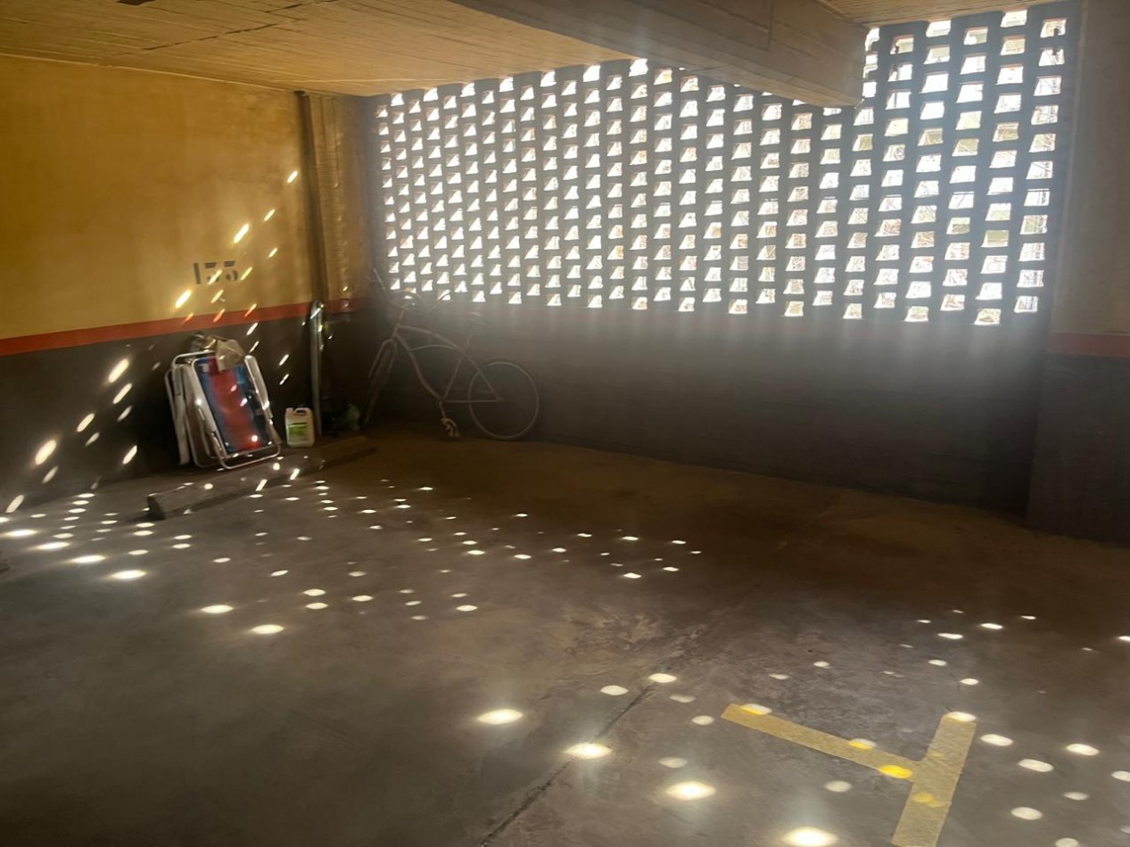 MUY BUENA COCHERA SOBRE AVENIDA 