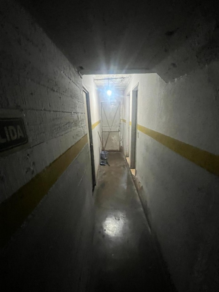 MUY BUENA COCHERA SOBRE AVENIDA 