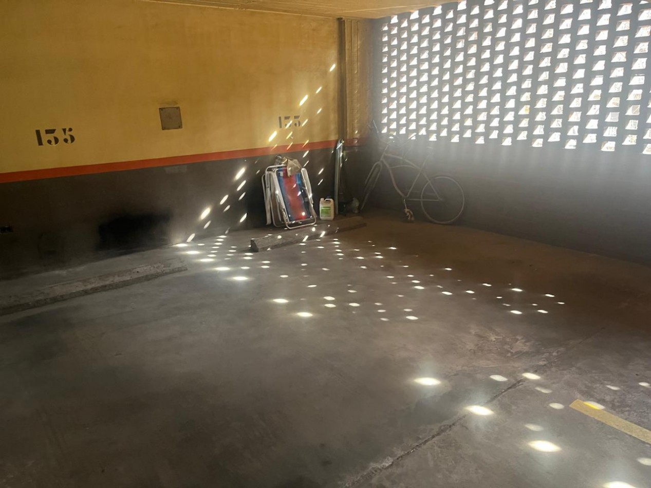 MUY BUENA COCHERA SOBRE AVENIDA 