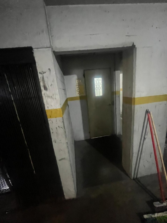 MUY BUENA COCHERA SOBRE AVENIDA 