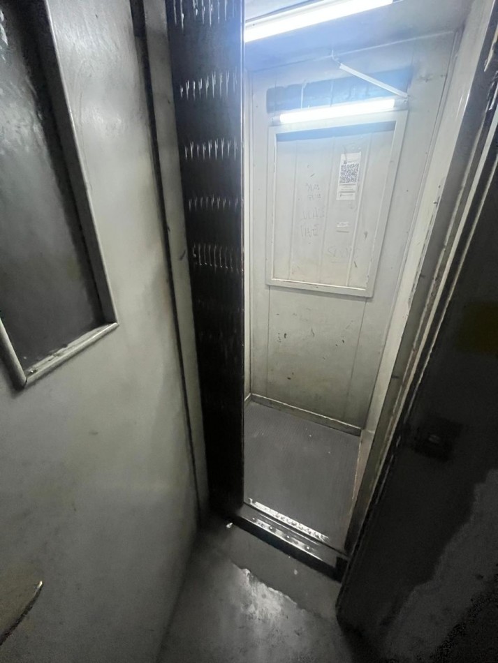 MUY BUENA COCHERA SOBRE AVENIDA 