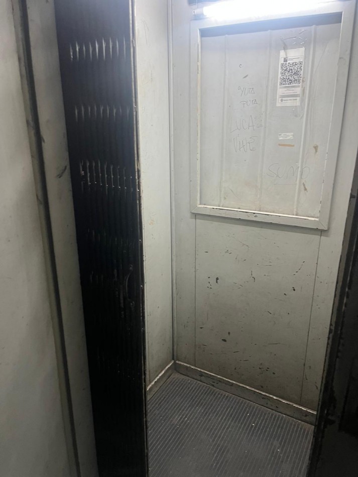 MUY BUENA COCHERA SOBRE AVENIDA 