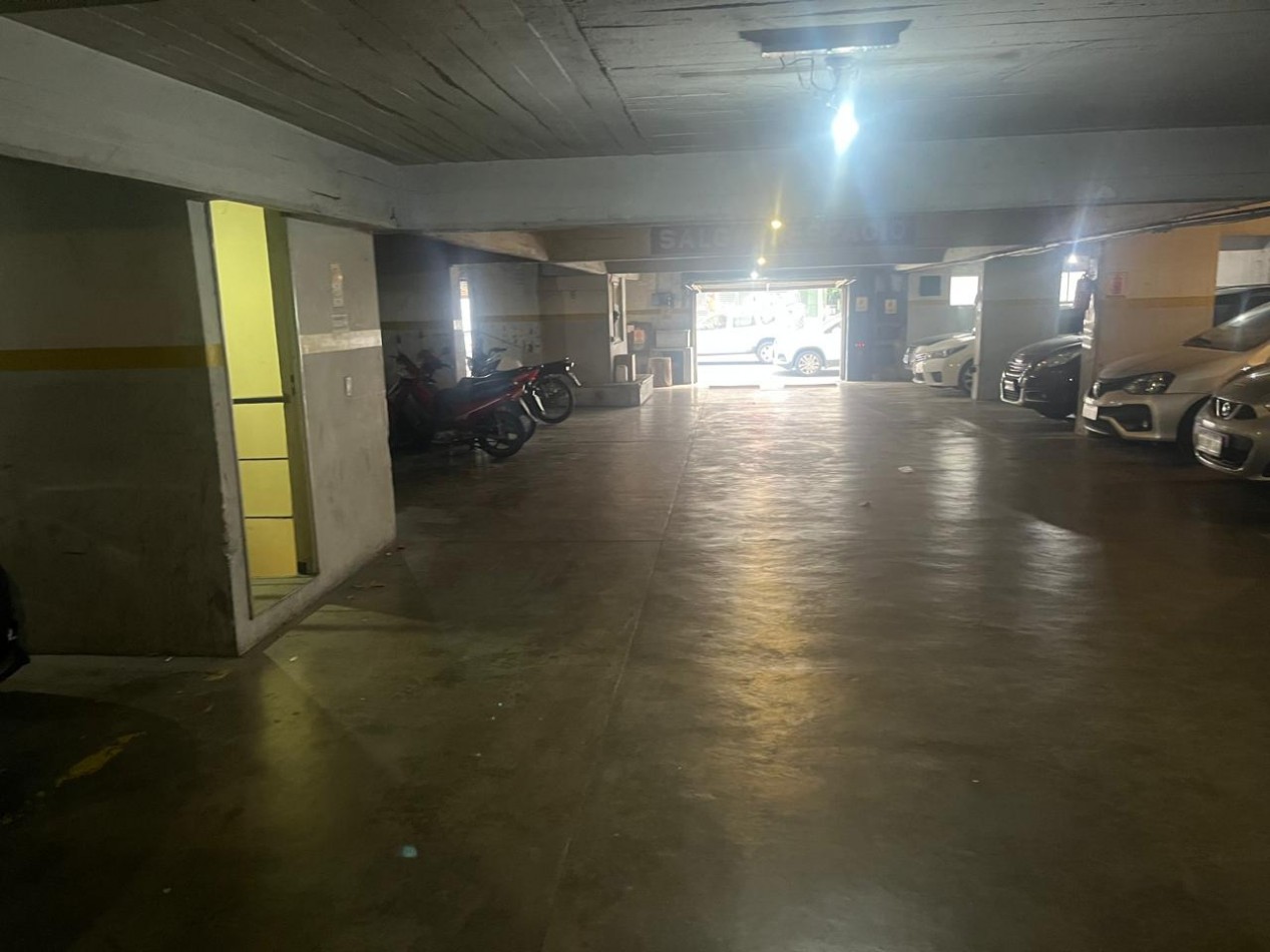 MUY BUENA COCHERA SOBRE AVENIDA 