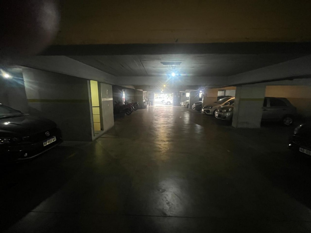 MUY BUENA COCHERA SOBRE AVENIDA 