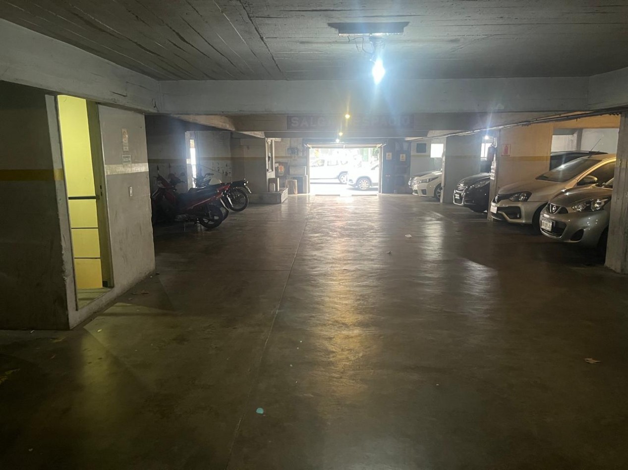 MUY BUENA COCHERA SOBRE AVENIDA 