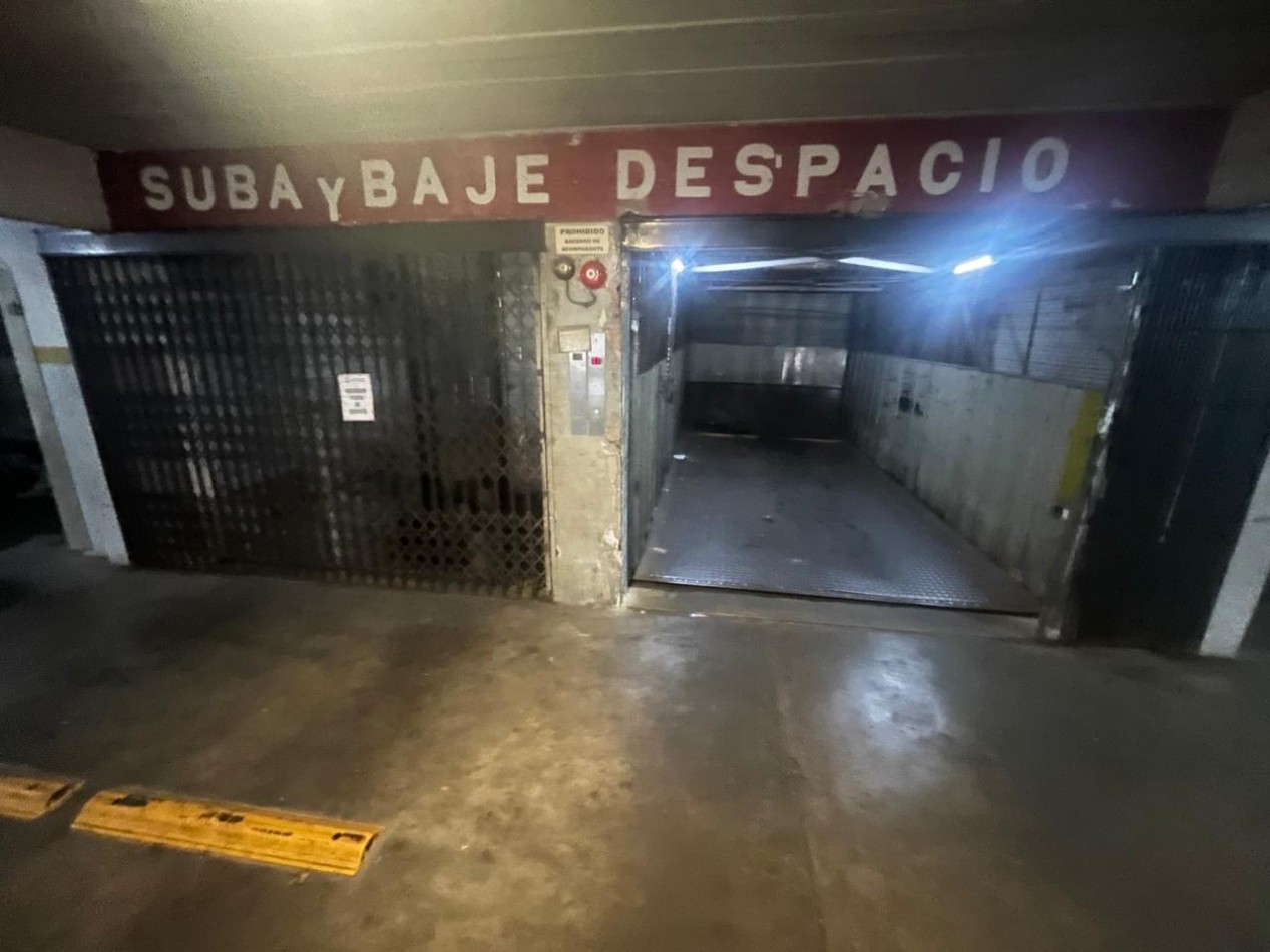 MUY BUENA COCHERA SOBRE AVENIDA 