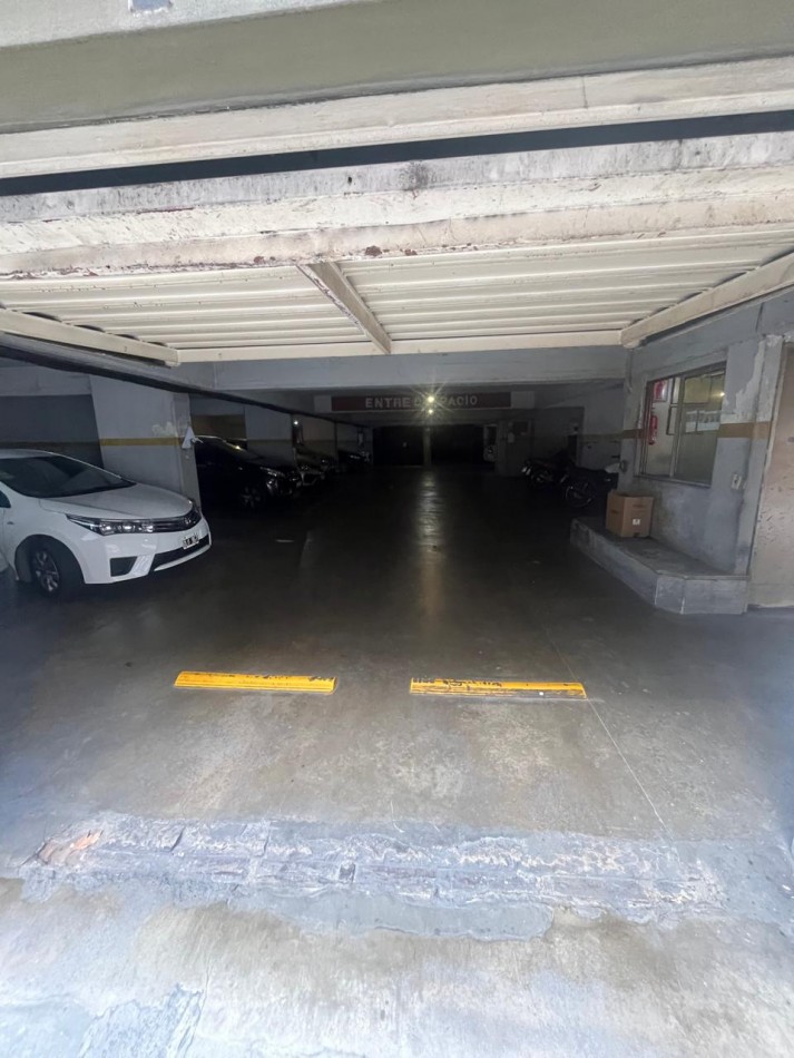 MUY BUENA COCHERA SOBRE AVENIDA 