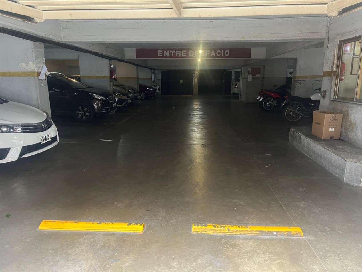 MUY BUENA COCHERA SOBRE AVENIDA 