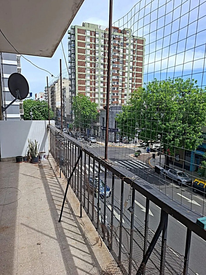 Muy Luminoso De 3 Ambientes con Balcon al Fte. En Almagro A Una Cuadra Del Hospital Italiano