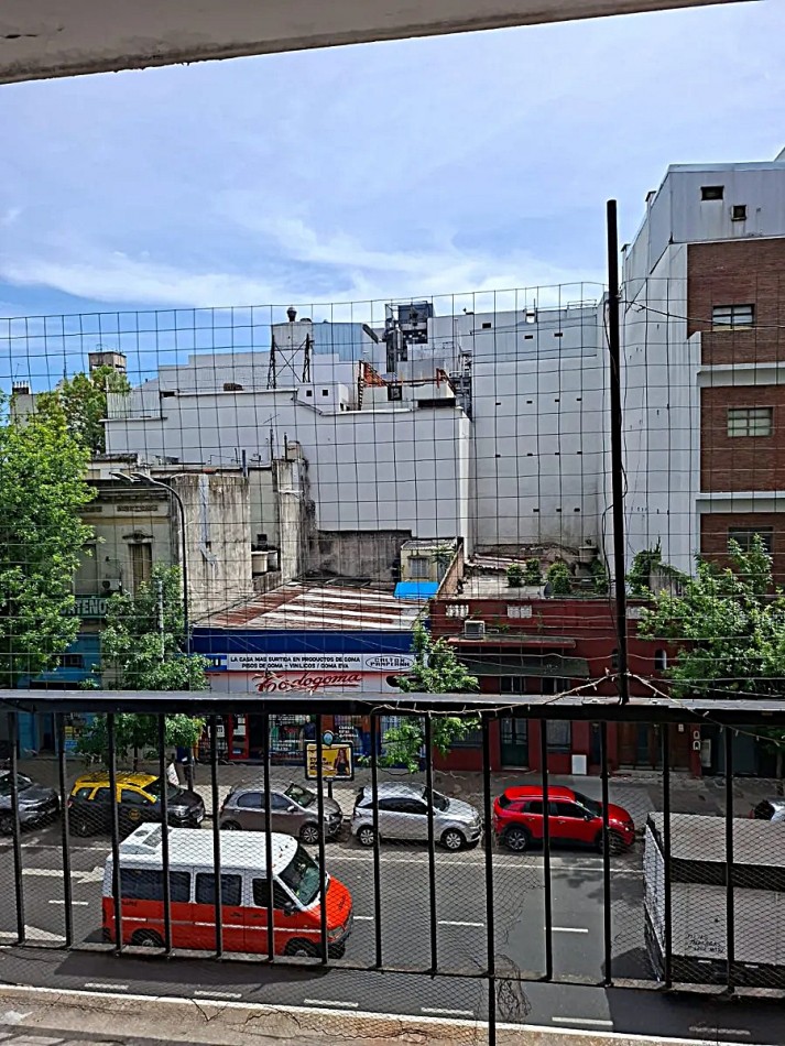 Muy Luminoso De 3 Ambientes con Balcon al Fte. En Almagro A Una Cuadra Del Hospital Italiano