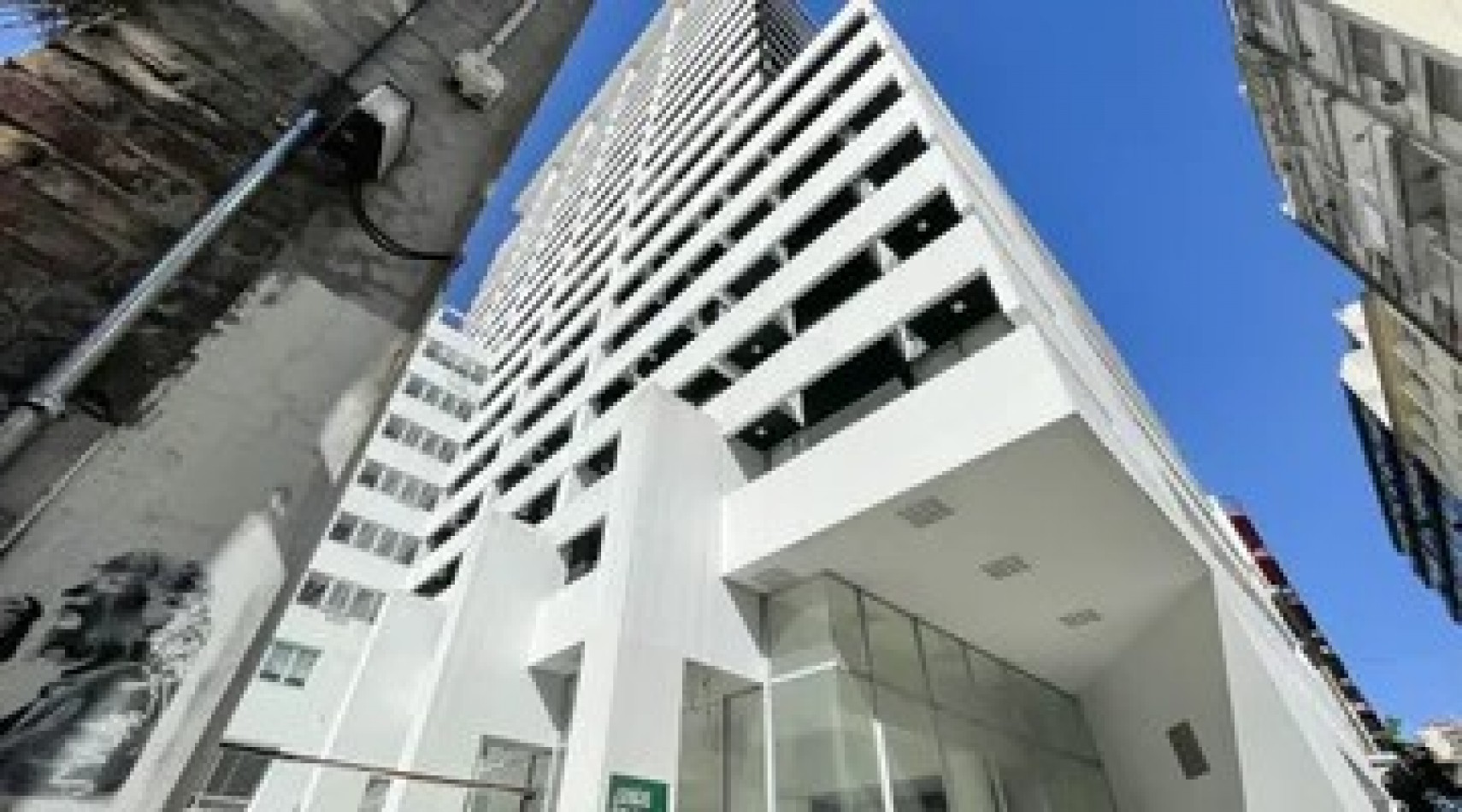 HERMOSO MONOAMBIENTE ZONA CENTRO EN ALTURA CON COCHERA FIJA Y AMENITIES ***APTO CREDITO BANCARIO***