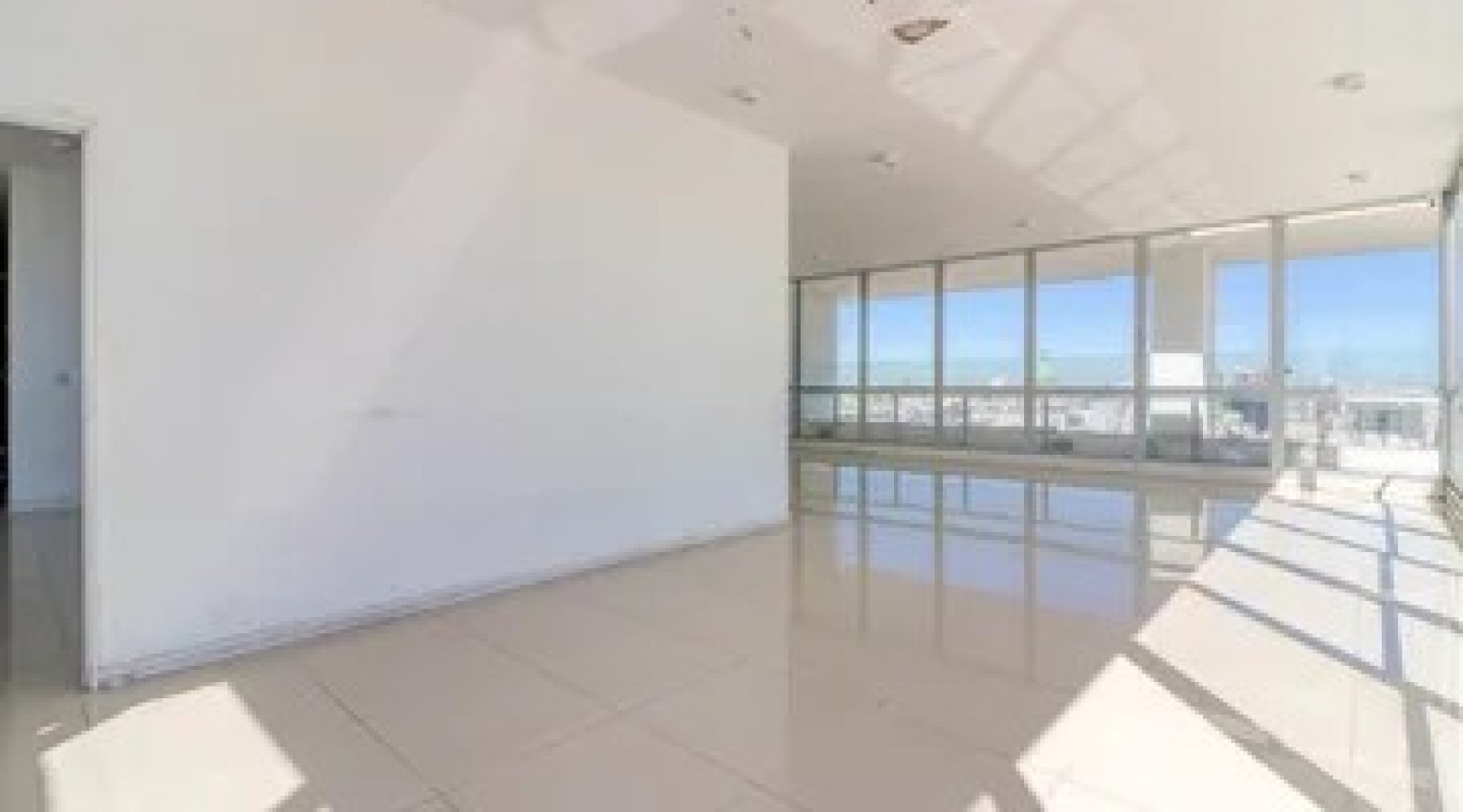 HERMOSO MONOAMBIENTE ZONA CENTRO EN ALTURA CON COCHERA FIJA Y AMENITIES ***APTO CREDITO BANCARIO***