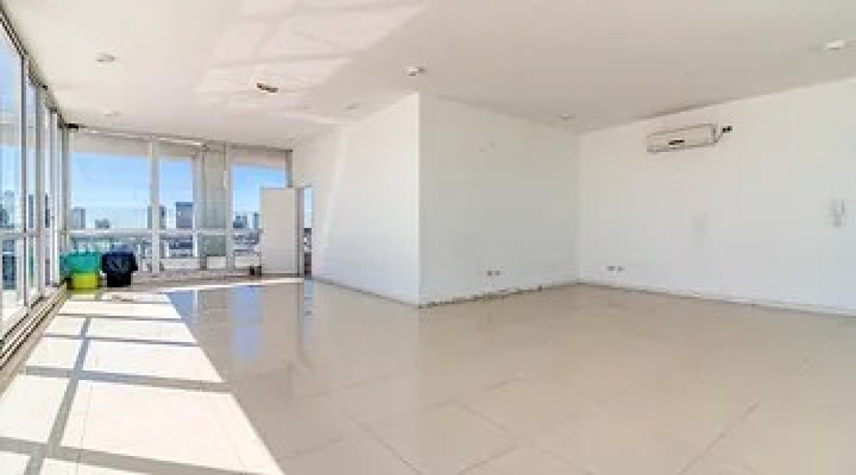 HERMOSO MONOAMBIENTE ZONA CENTRO EN ALTURA CON COCHERA FIJA Y AMENITIES ***APTO CREDITO BANCARIO***