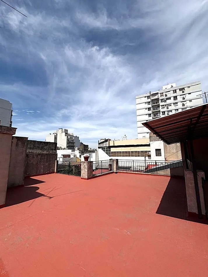 VENTA CASA CON PILETA 6 AMBIENTES EN CABALLITO ****APTO CREDITO BANCARIO**** 