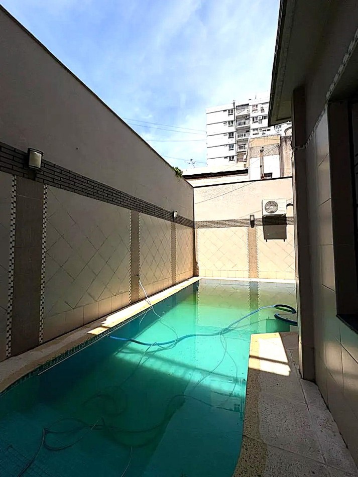 VENTA CASA CON PILETA 6 AMBIENTES EN CABALLITO ****APTO CREDITO BANCARIO**** 