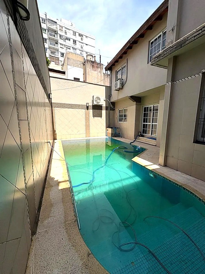 VENTA CASA CON PILETA 6 AMBIENTES EN CABALLITO ****APTO CREDITO BANCARIO**** 