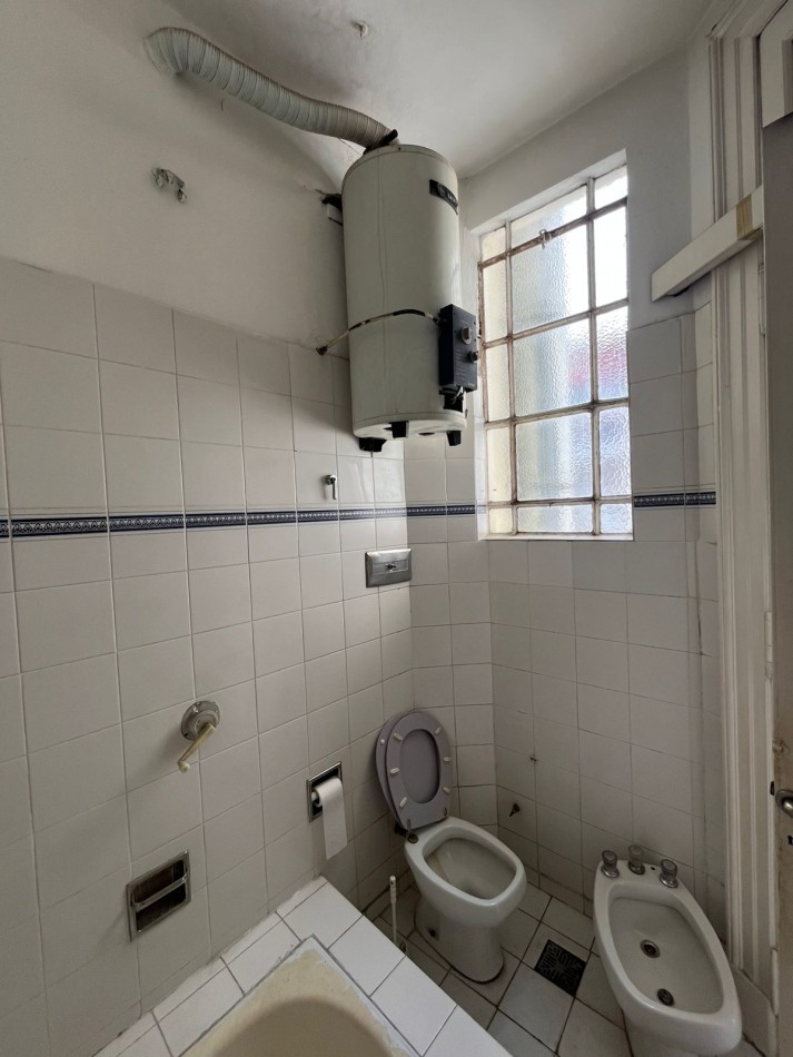 SEMIPISO 6 AMBIENTES AL FRENTE ESTILO ANTIGUO APTO PROFESIONAL (HOY ESTUDIO JURIDICO)