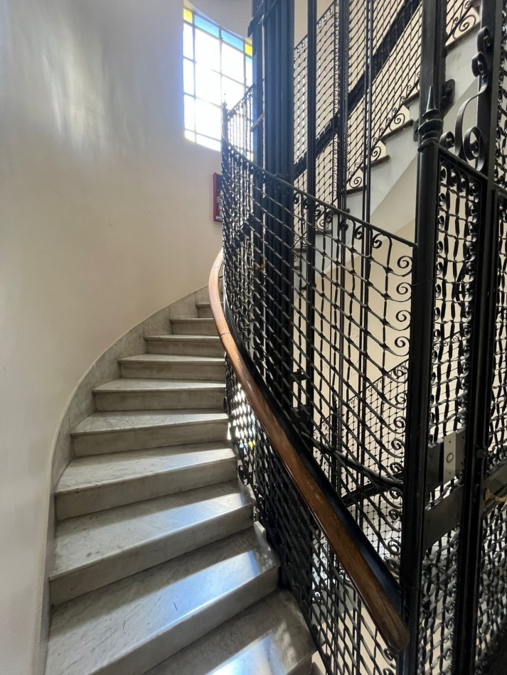 SEMIPISO 6 AMBIENTES AL FRENTE ESTILO ANTIGUO APTO PROFESIONAL (HOY ESTUDIO JURIDICO)