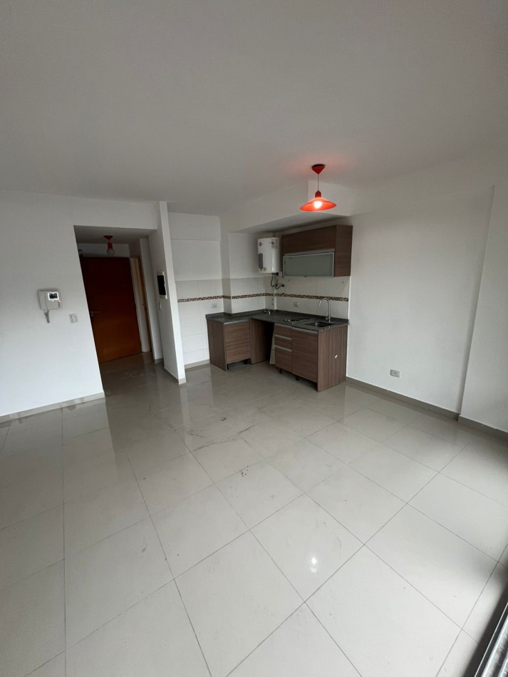 SE ALQUILA MONOAMBIENTE AL FRENTE CON BALCON SOBRE AVENIDA MUY LUMINOSO 