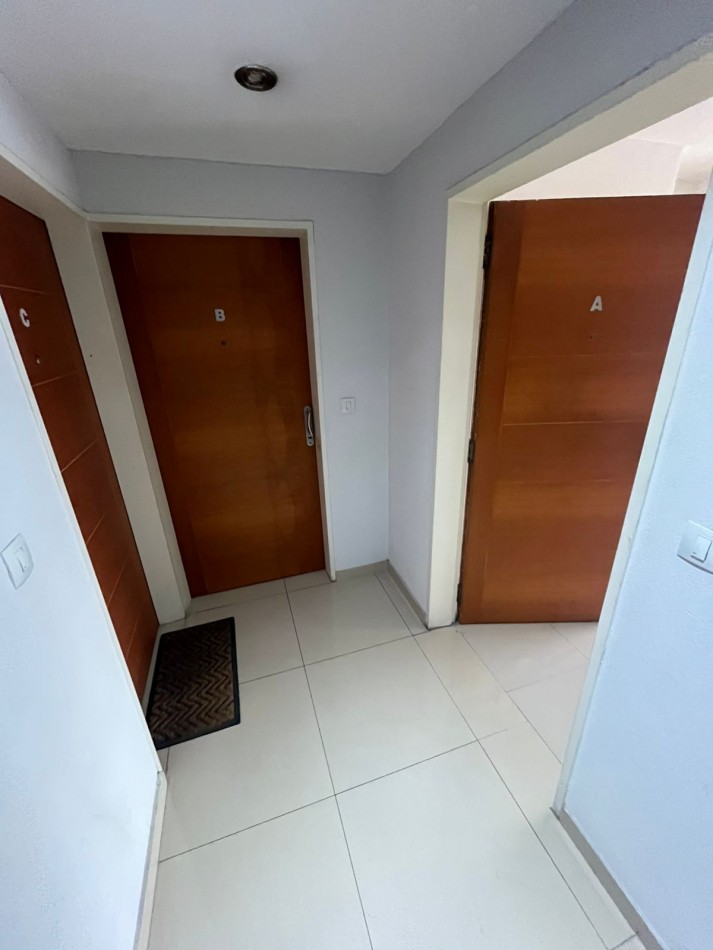 SE ALQUILA MONOAMBIENTE AL FRENTE CON BALCON SOBRE AVENIDA MUY LUMINOSO 