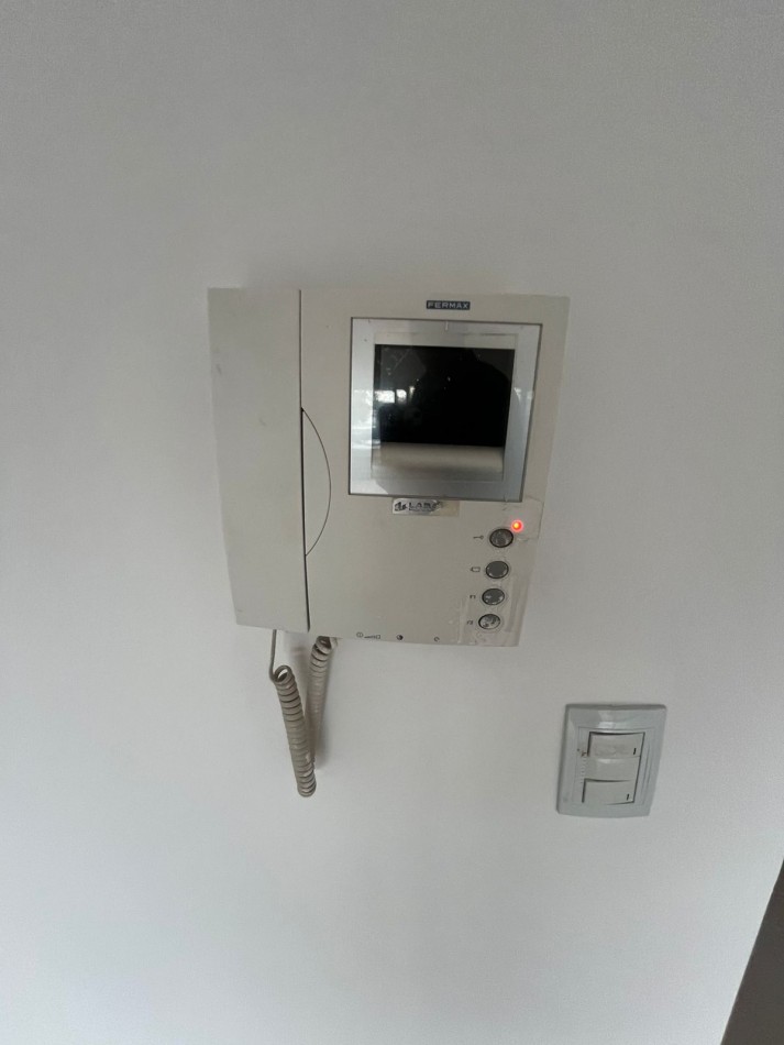 SE ALQUILA MONOAMBIENTE AL FRENTE CON BALCON SOBRE AVENIDA MUY LUMINOSO 