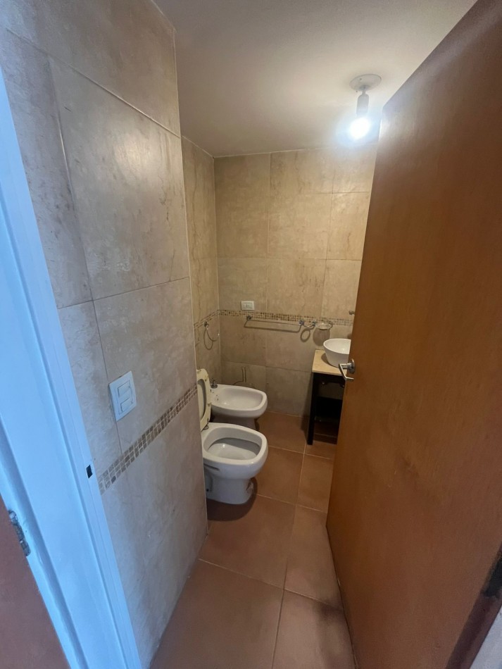 SE ALQUILA MONOAMBIENTE AL FRENTE CON BALCON SOBRE AVENIDA MUY LUMINOSO 