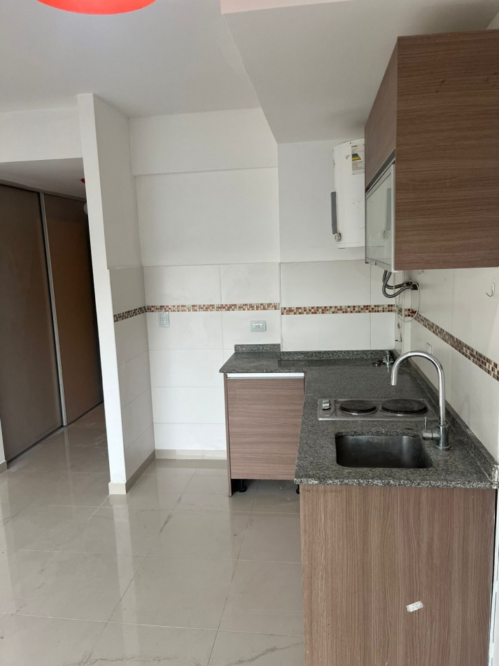 SE ALQUILA MONOAMBIENTE AL FRENTE CON BALCON SOBRE AVENIDA MUY LUMINOSO 