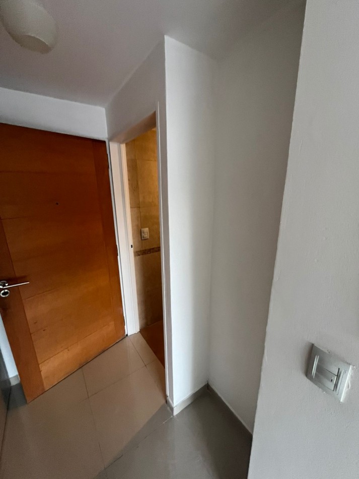 SE ALQUILA MONOAMBIENTE AL FRENTE CON BALCON SOBRE AVENIDA MUY LUMINOSO 