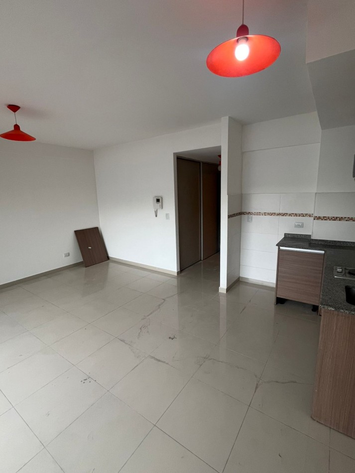 SE ALQUILA MONOAMBIENTE AL FRENTE CON BALCON SOBRE AVENIDA MUY LUMINOSO 