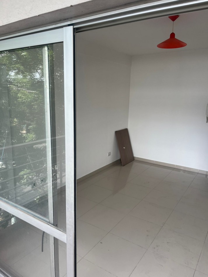 SE ALQUILA MONOAMBIENTE AL FRENTE CON BALCON SOBRE AVENIDA MUY LUMINOSO 