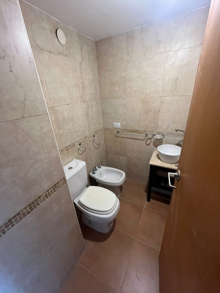 SE ALQUILA MONOAMBIENTE AL FRENTE CON BALCON SOBRE AVENIDA MUY LUMINOSO 