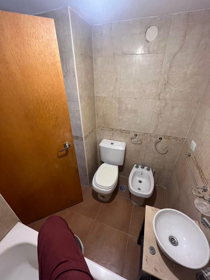 SE ALQUILA MONOAMBIENTE AL FRENTE CON BALCON SOBRE AVENIDA MUY LUMINOSO 