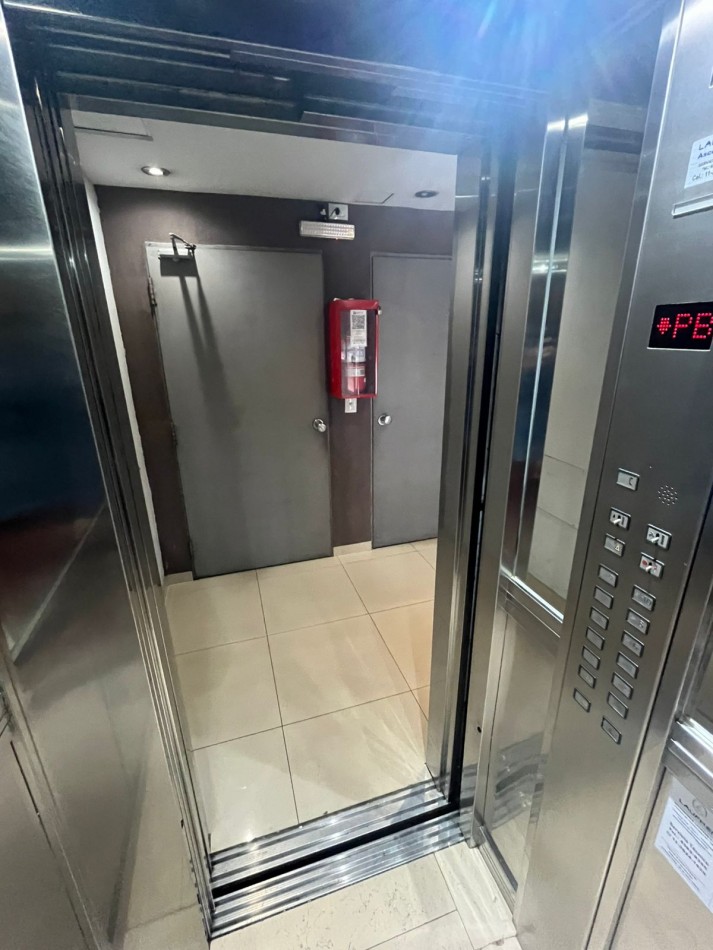 SE ALQUILA MONOAMBIENTE AL FRENTE CON BALCON SOBRE AVENIDA MUY LUMINOSO 