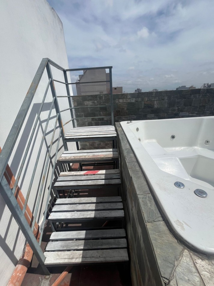 SE ALQUILA MONOAMBIENTE AL FRENTE CON BALCON SOBRE AVENIDA MUY LUMINOSO 