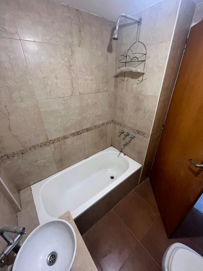 SE ALQUILA MONOAMBIENTE AL FRENTE CON BALCON SOBRE AVENIDA MUY LUMINOSO 