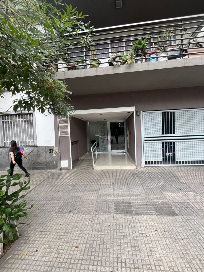 SE ALQUILA MONOAMBIENTE AL FRENTE CON BALCON SOBRE AVENIDA MUY LUMINOSO 