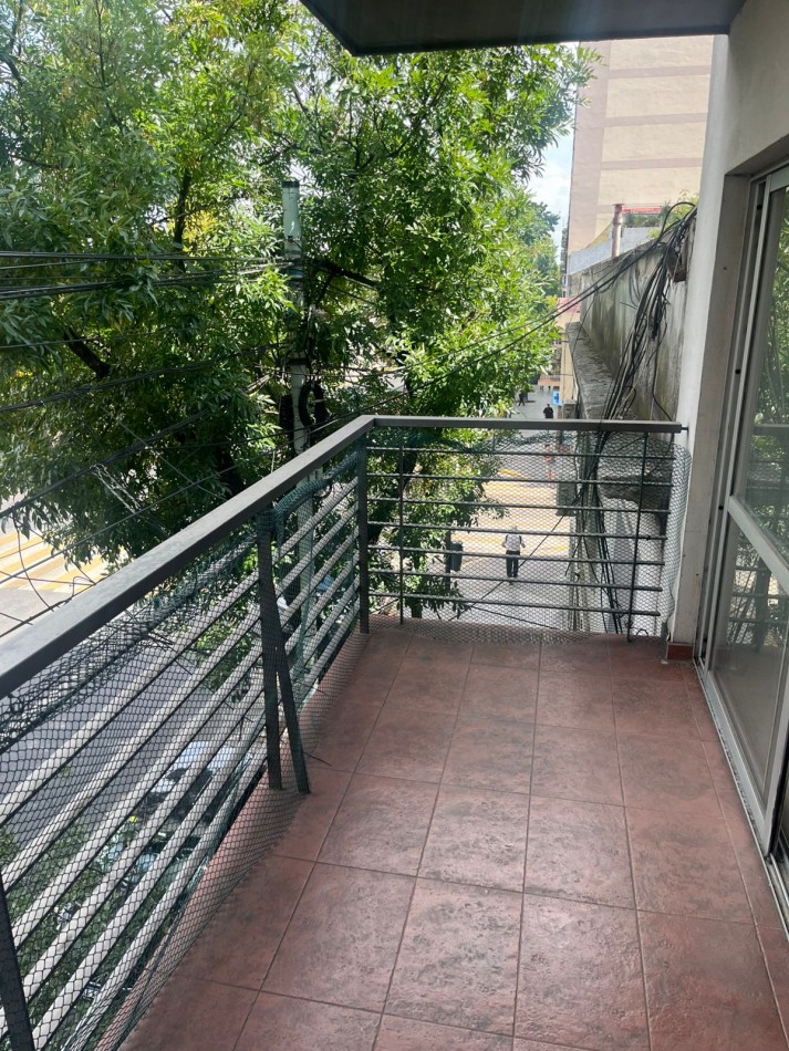 SE ALQUILA MONOAMBIENTE AL FRENTE CON BALCON SOBRE AVENIDA MUY LUMINOSO 